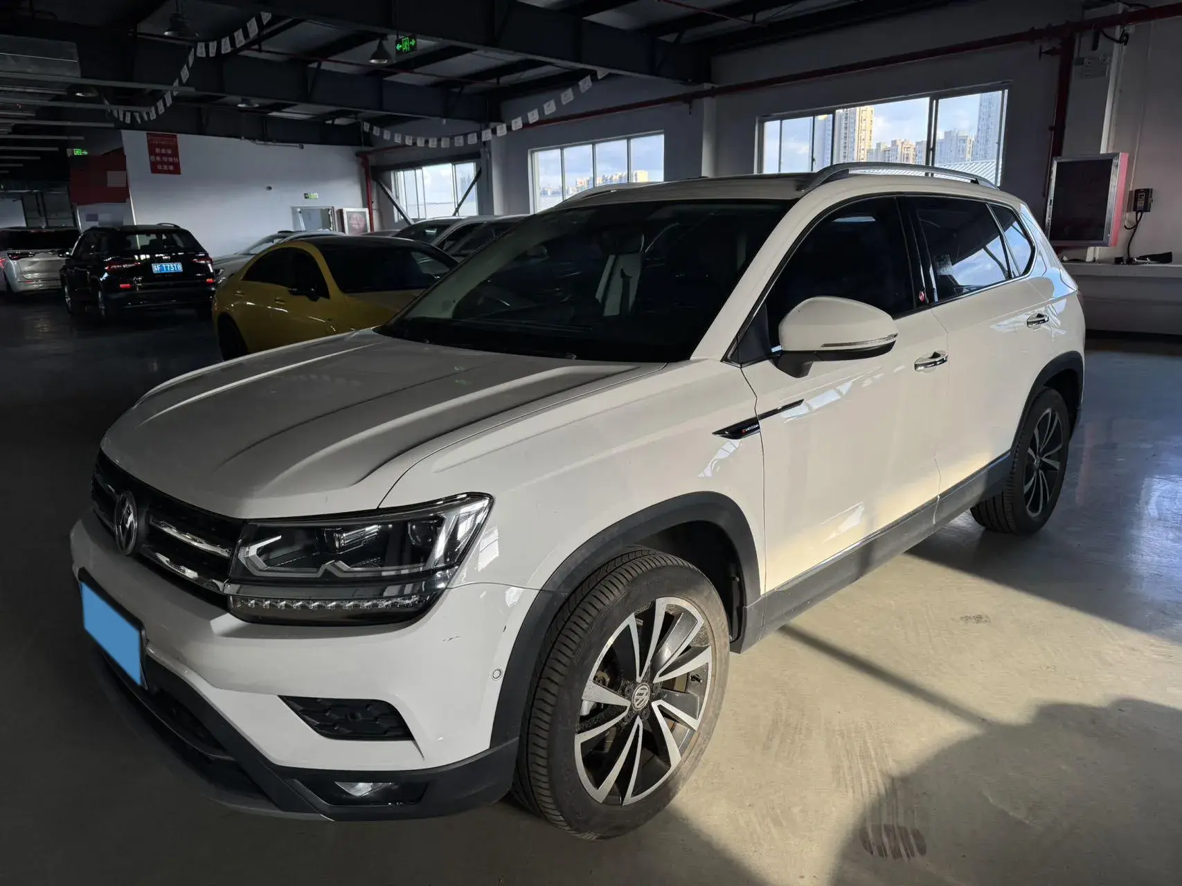 2020 VOLKSWAGEN THARU view 1