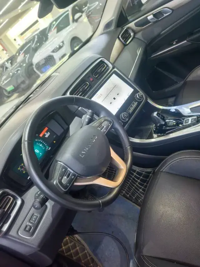 2017 LYNK&CO 01 thumbnail 4