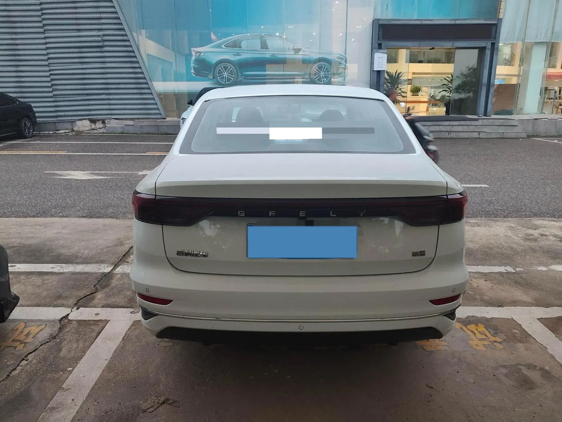 2025 GEELY EMGRAND thumbnail 2