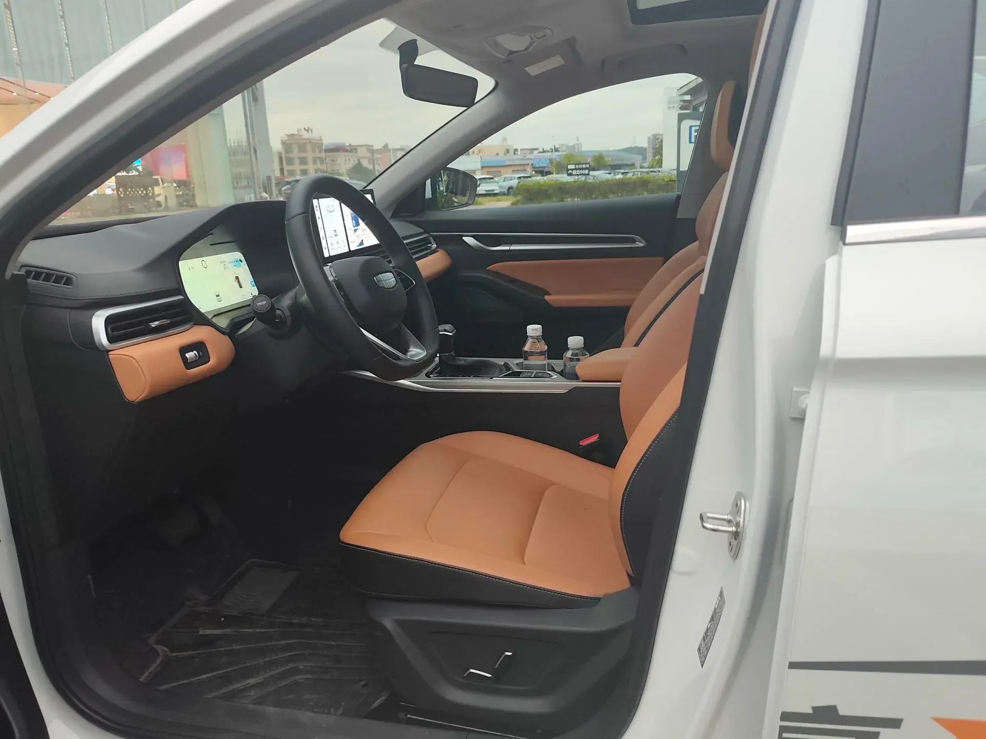 2025 GEELY EMGRAND thumbnail 3