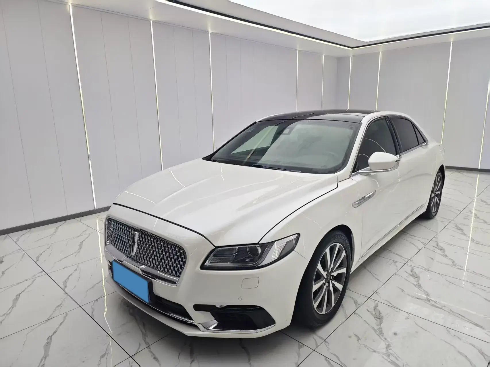 2019 LINCOLN CONTINENTAL view 1