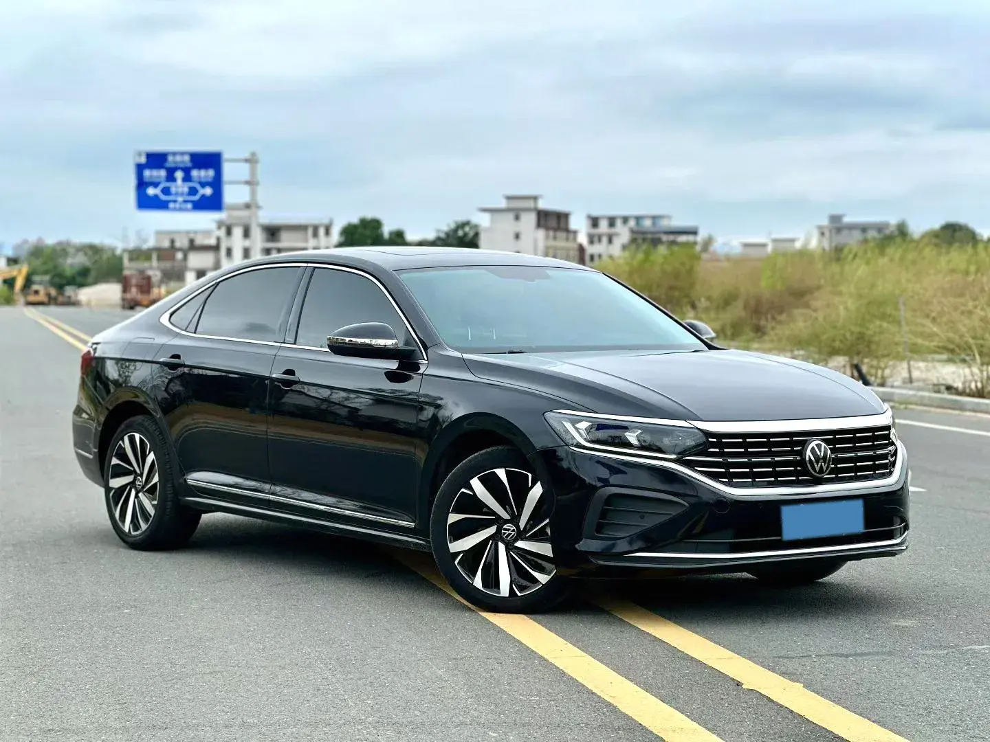 2024 VOLKSWAGEN PASSAT thumbnail 3