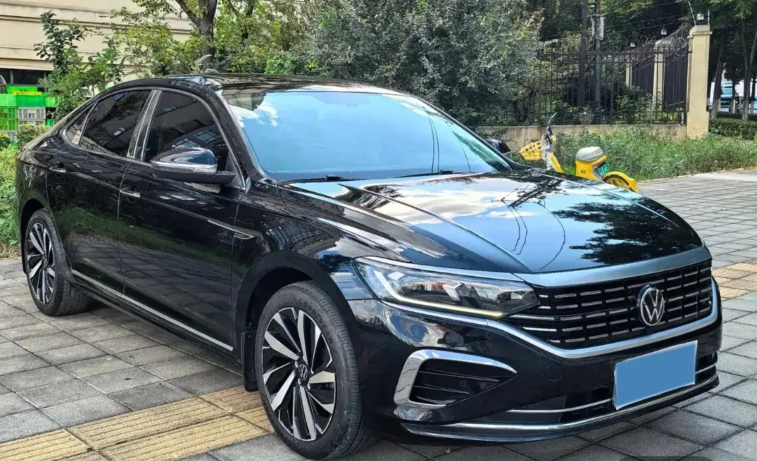 2022 VOLKSWAGEN PASSAT thumbnail 3