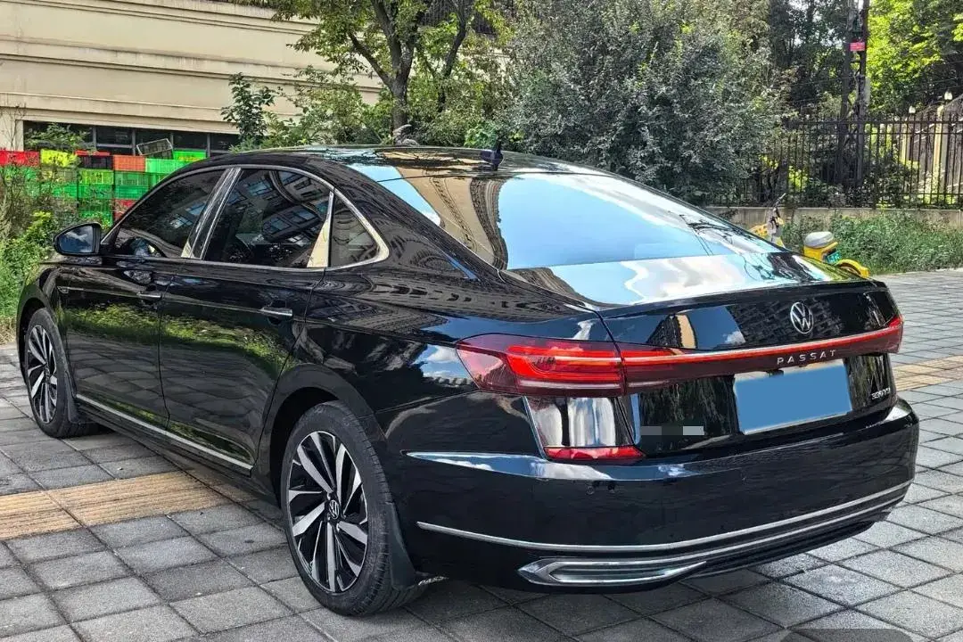 2022 VOLKSWAGEN PASSAT thumbnail 4