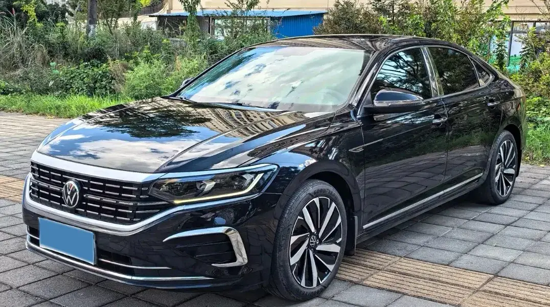 2022 VOLKSWAGEN PASSAT view 1