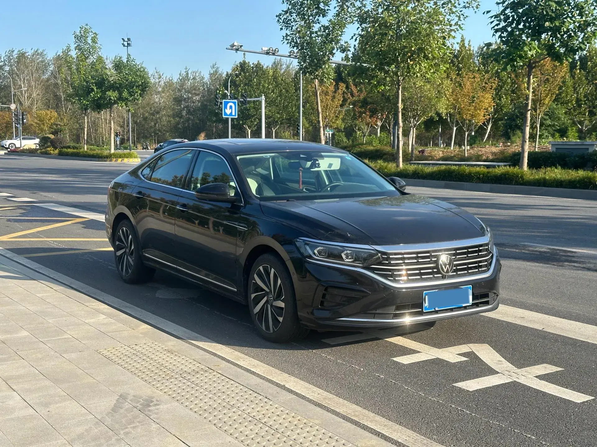 2023 VOLKSWAGEN PASSAT thumbnail 3