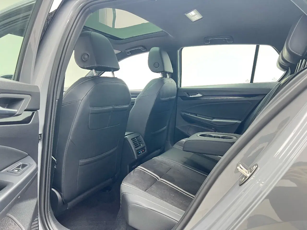 2023 VOLKSWAGEN GOLF thumbnail 4