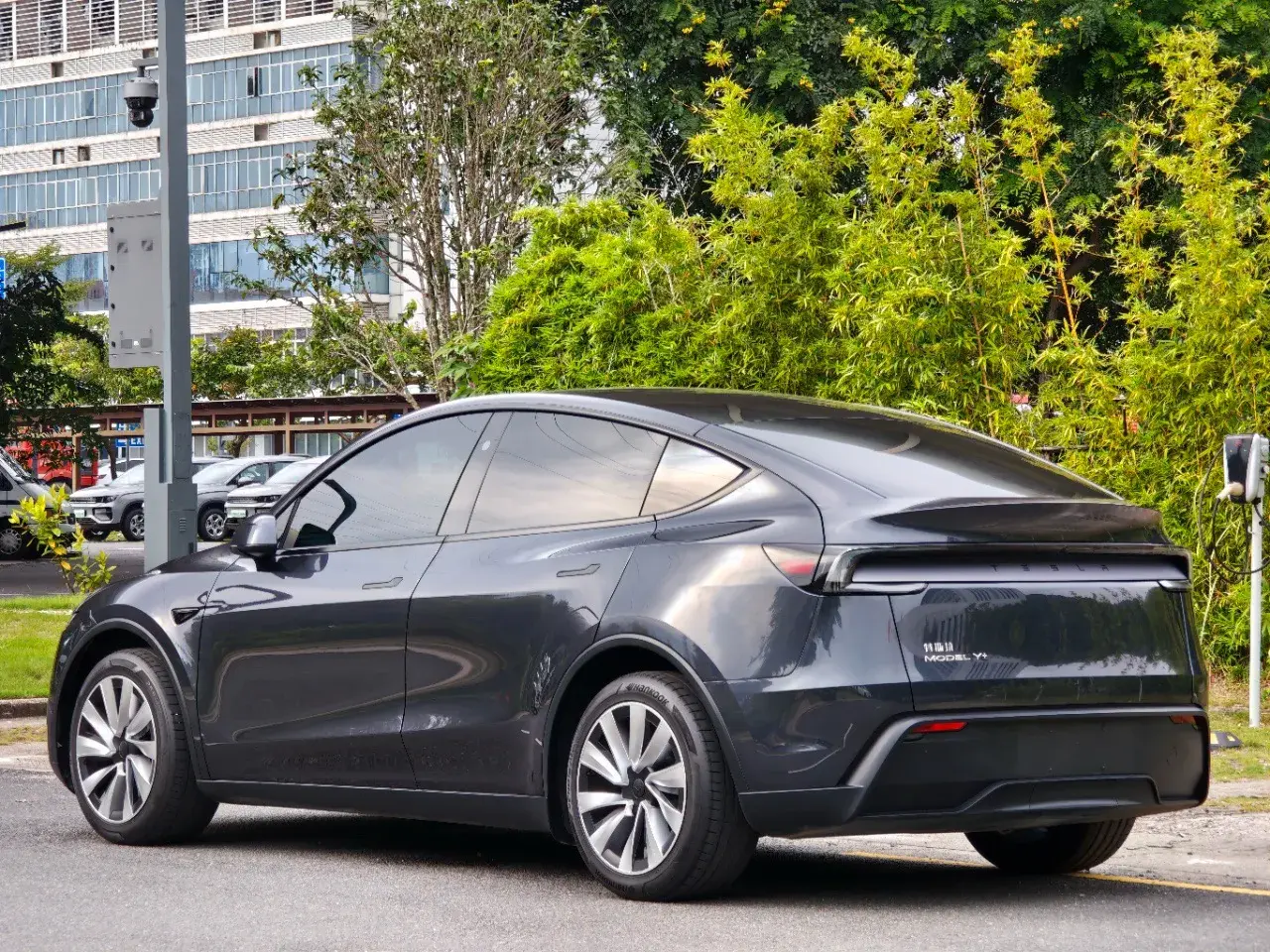 2025 TESLA MODEL thumbnail 4