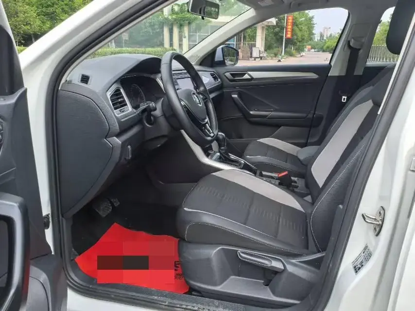 2021 VOLKSWAGEN T-ROC thumbnail 4