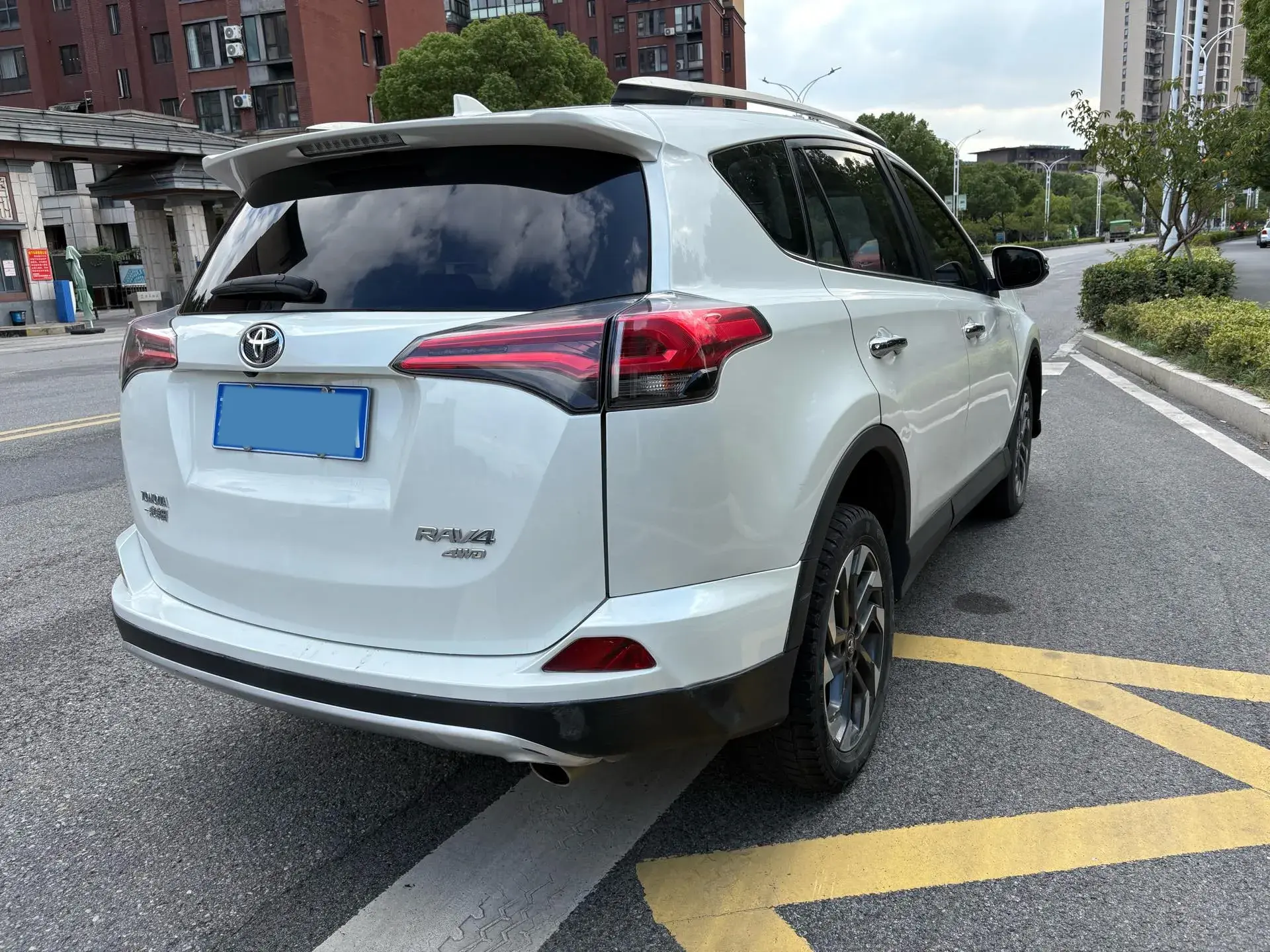 2018 TOYOTA RAV4 thumbnail 3