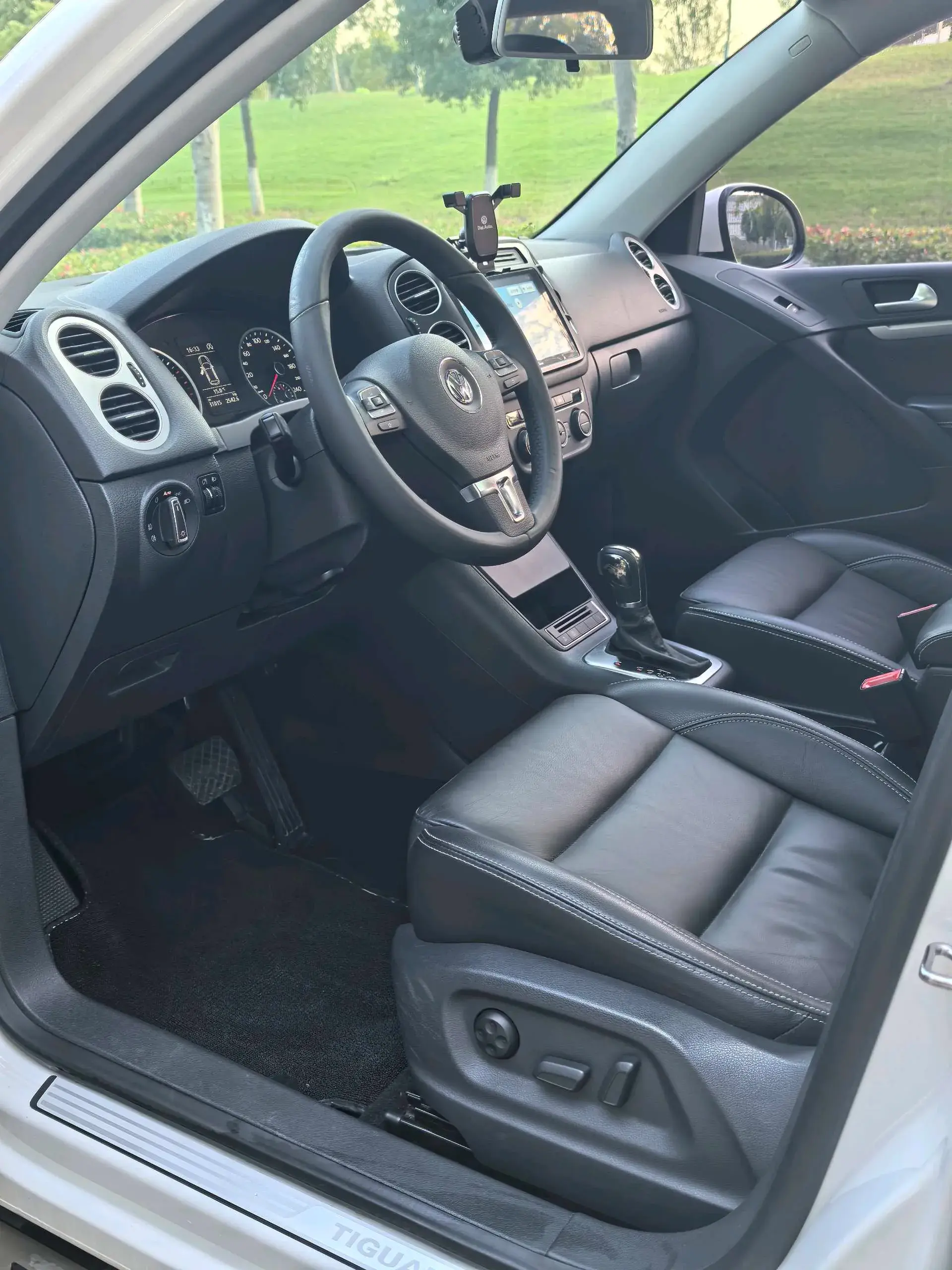 2016 VOLKSWAGEN TIGUAN thumbnail 4