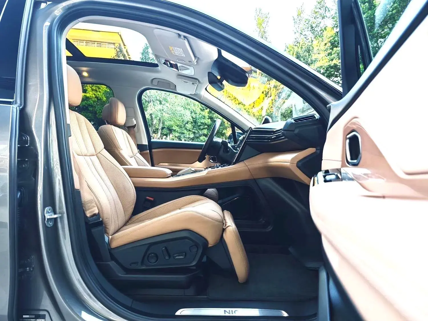 2018 NIO ES8 thumbnail 4