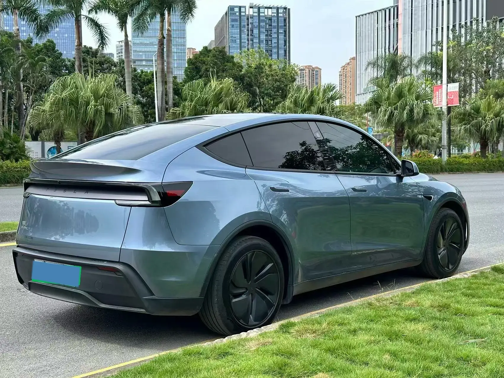 2025 TESLA MODEL thumbnail 4