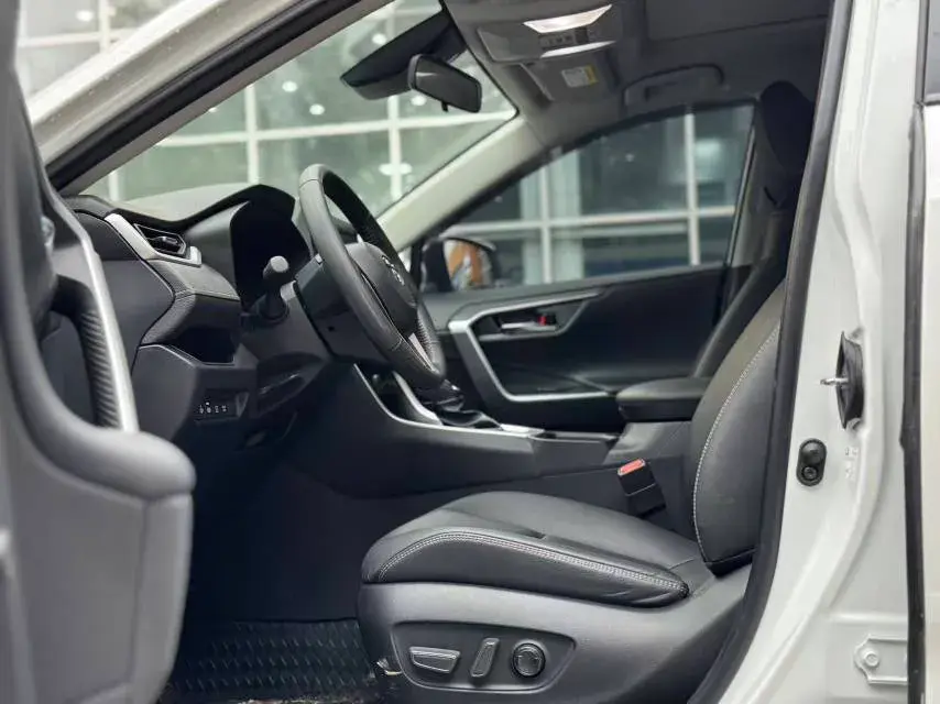 2023 TOYOTA RAV4 thumbnail 4