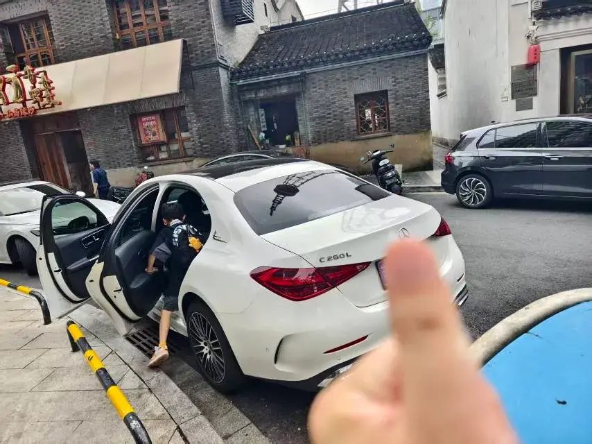 2025 MERCEDES-BENZ C thumbnail 3