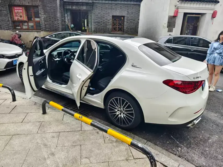 2025 MERCEDES-BENZ C thumbnail 4