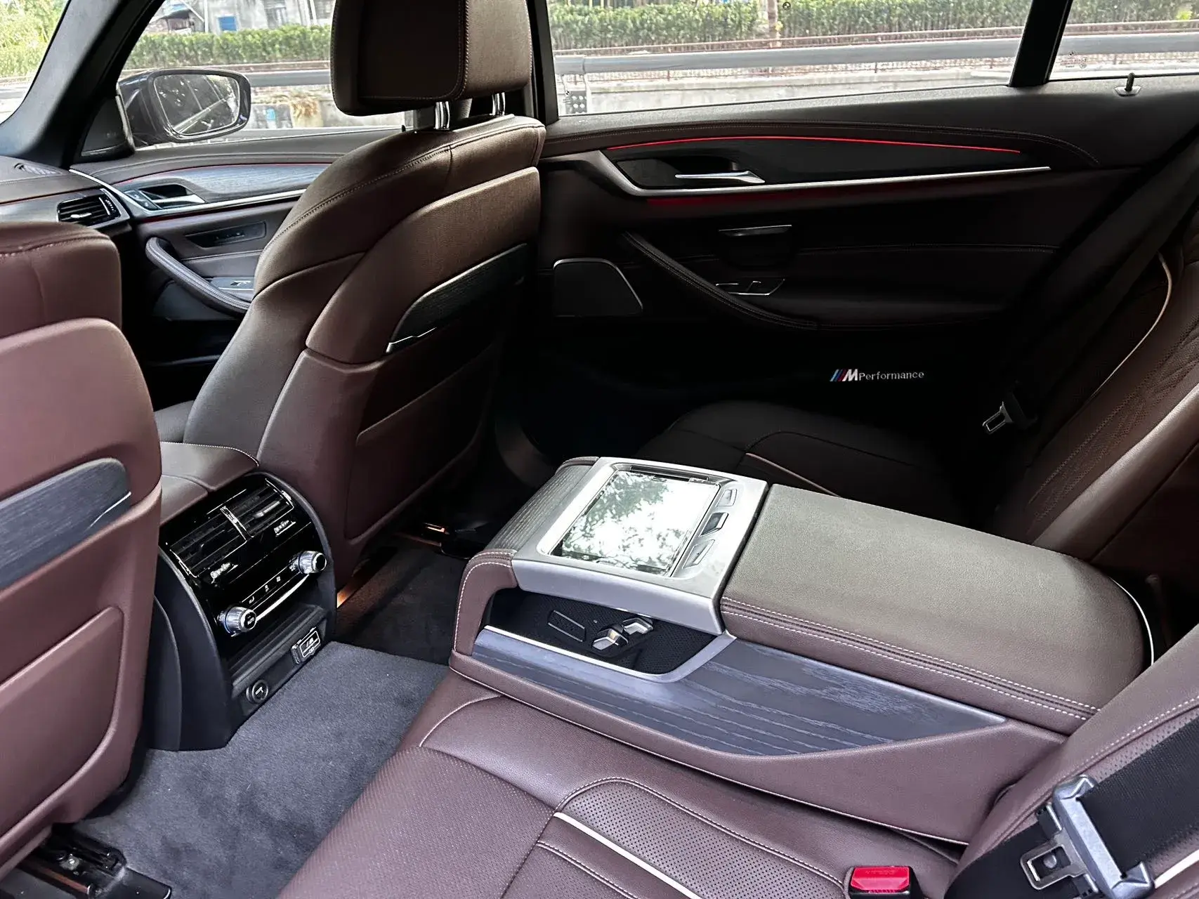 2021 BMW 5 thumbnail 4