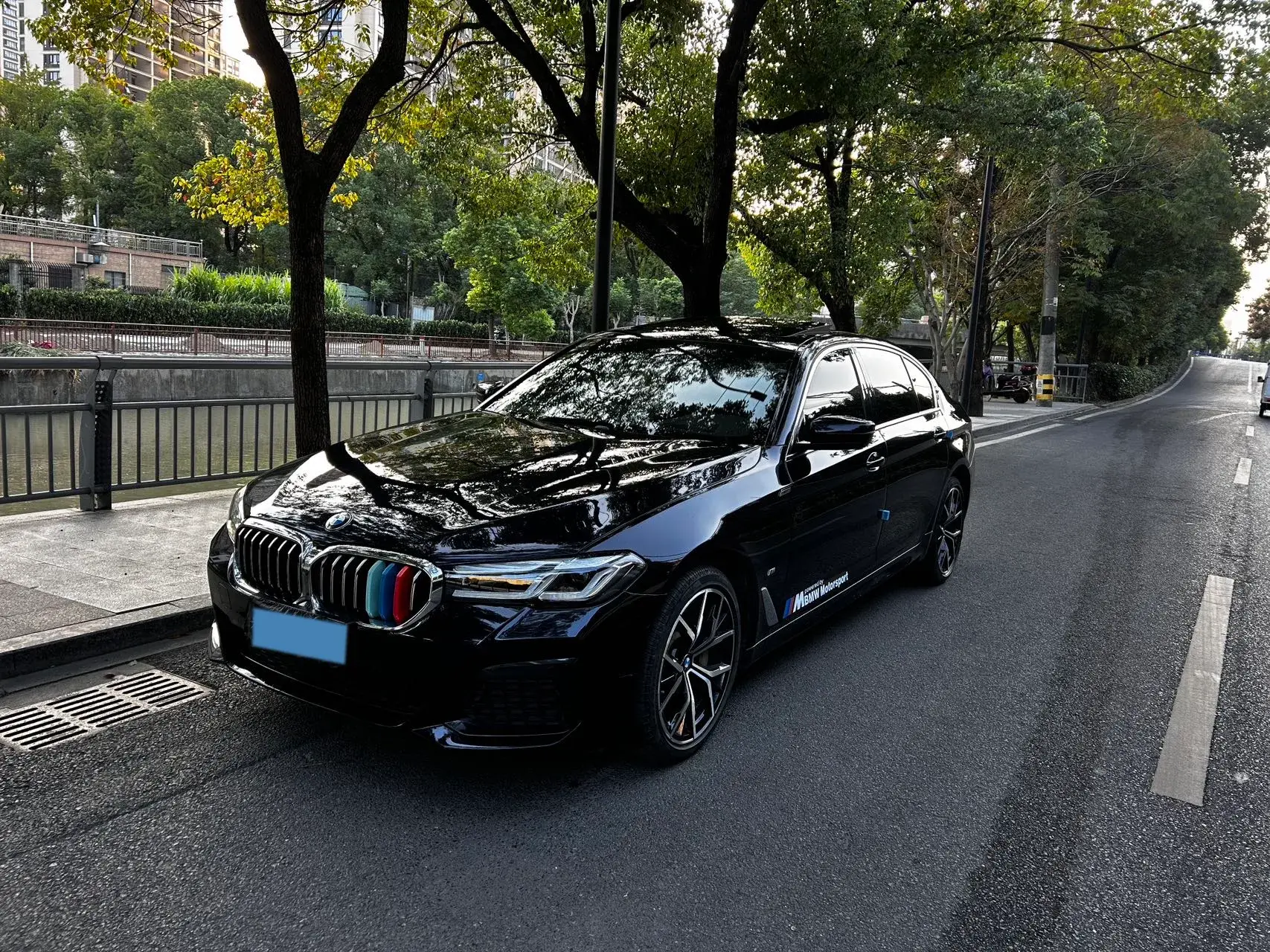 2021 BMW 5 view 1