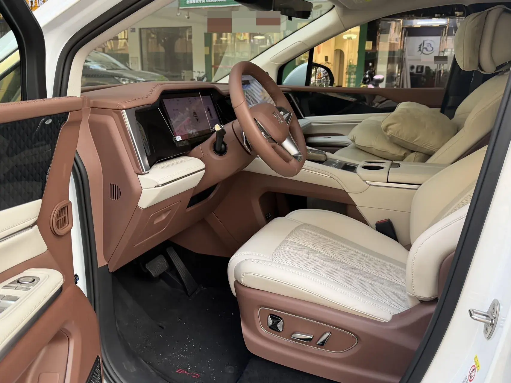 2025 BYD XIA thumbnail 4