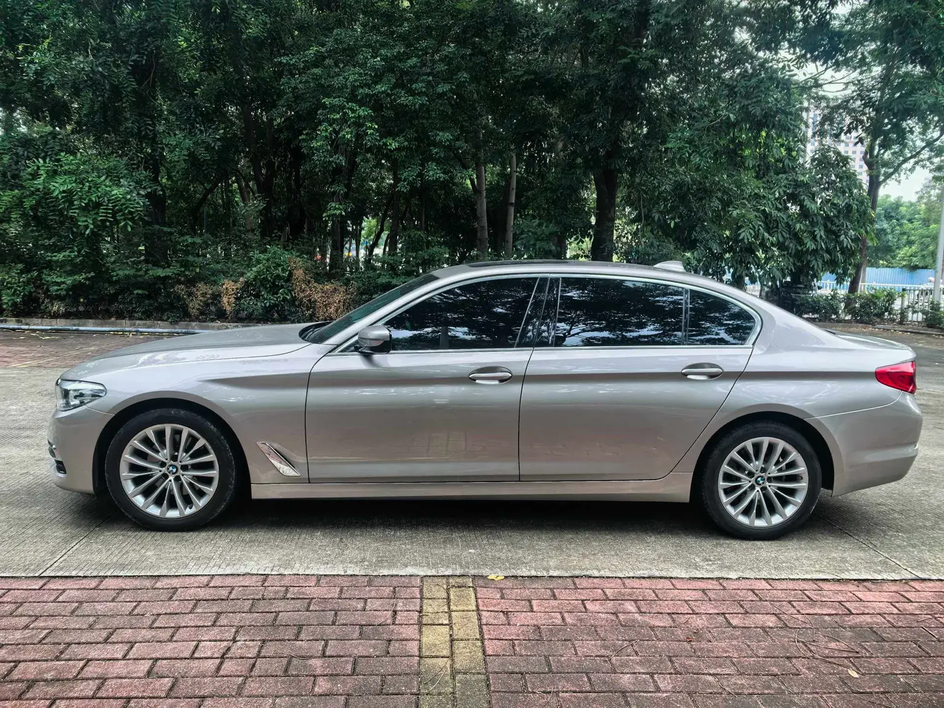2020 BMW 5 thumbnail 3