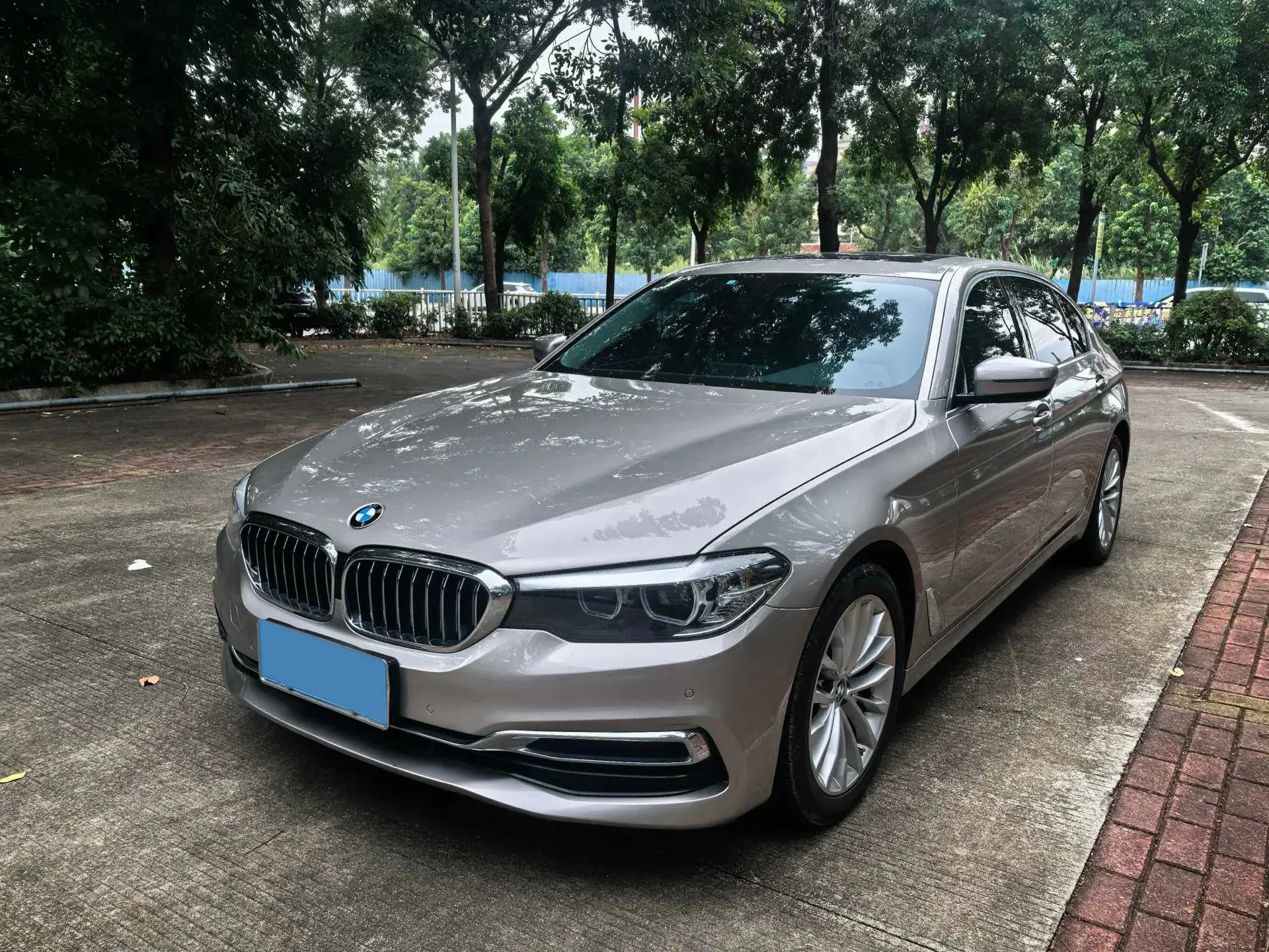 2020 BMW 5 view 1