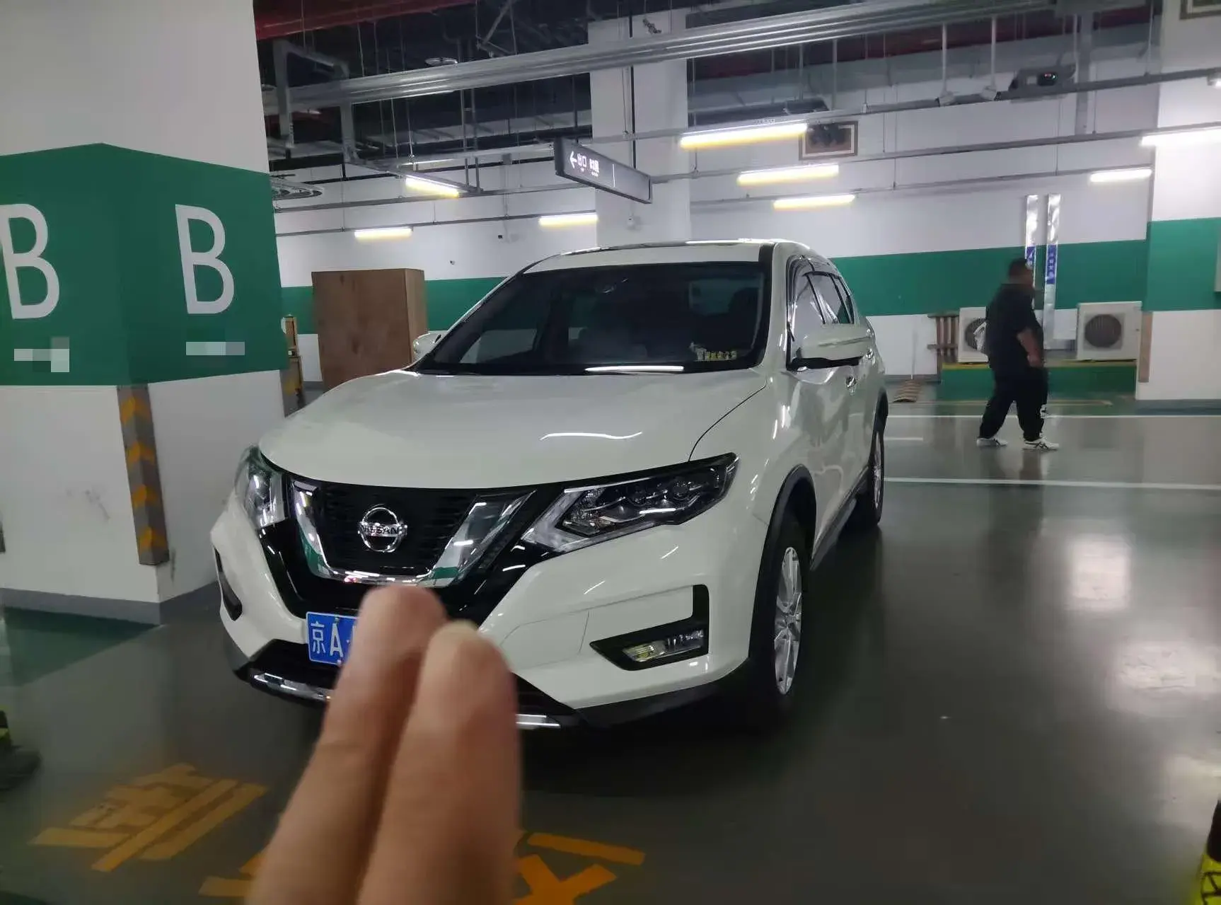 2023 NISSAN X-TRAIL view 1