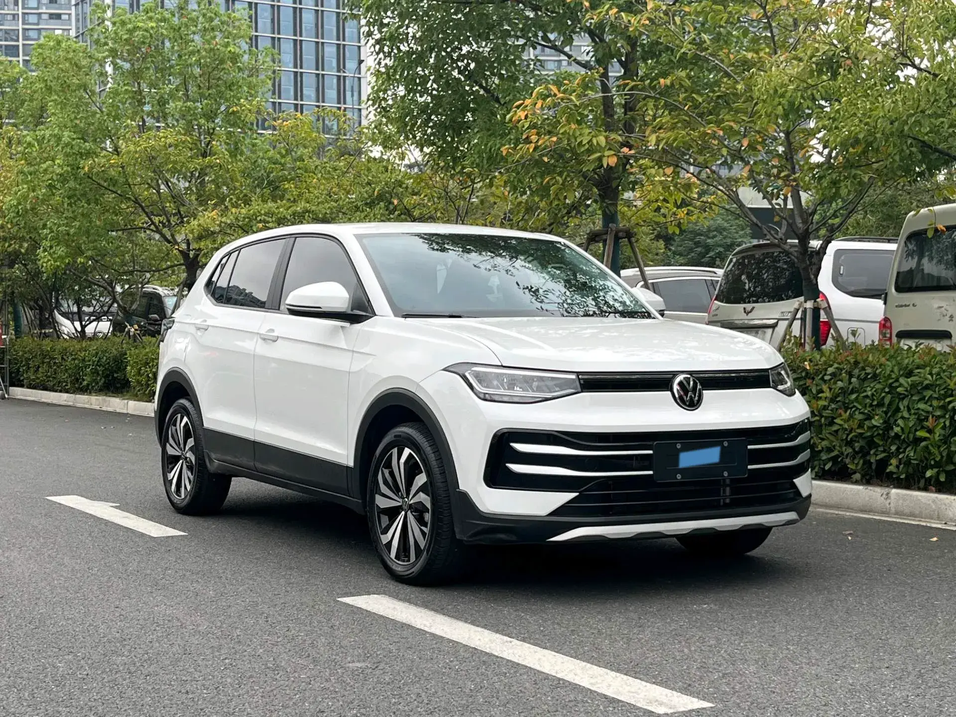 2025 VOLKSWAGEN THARU thumbnail 3