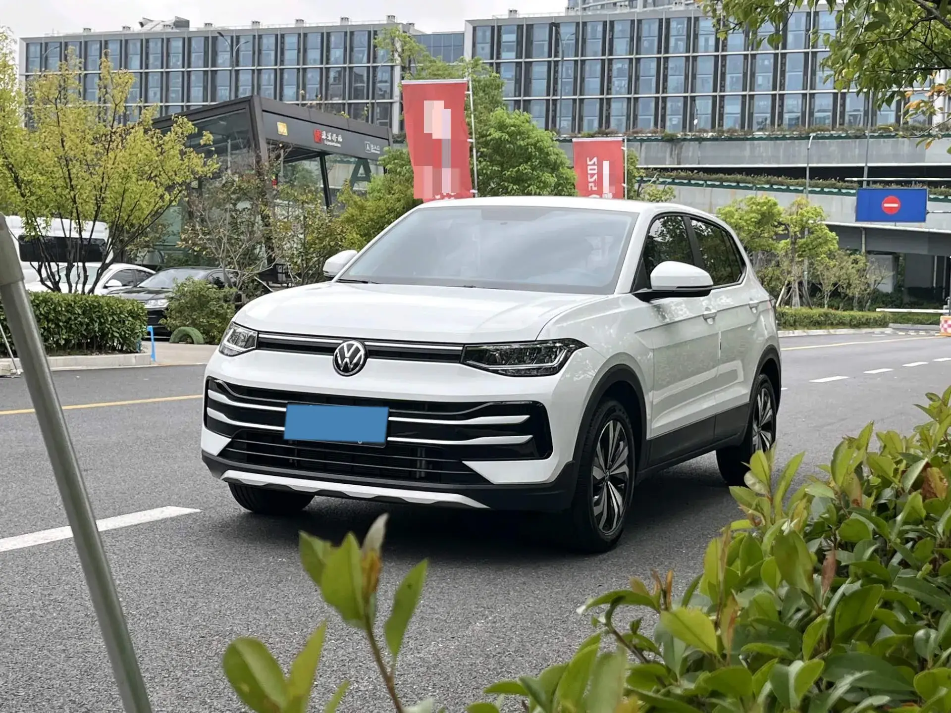2025 VOLKSWAGEN THARU view 1