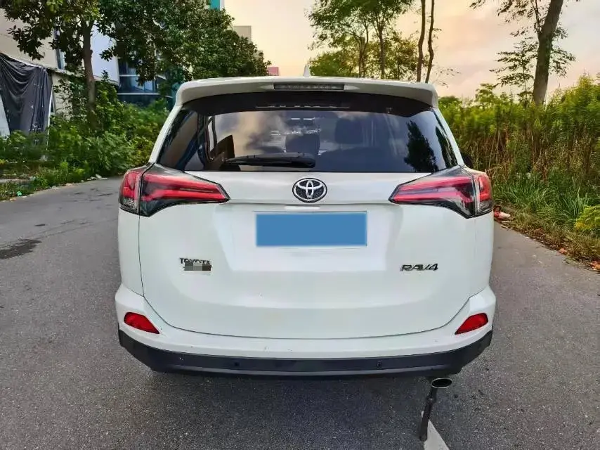 2018 TOYOTA RAV4 thumbnail 4