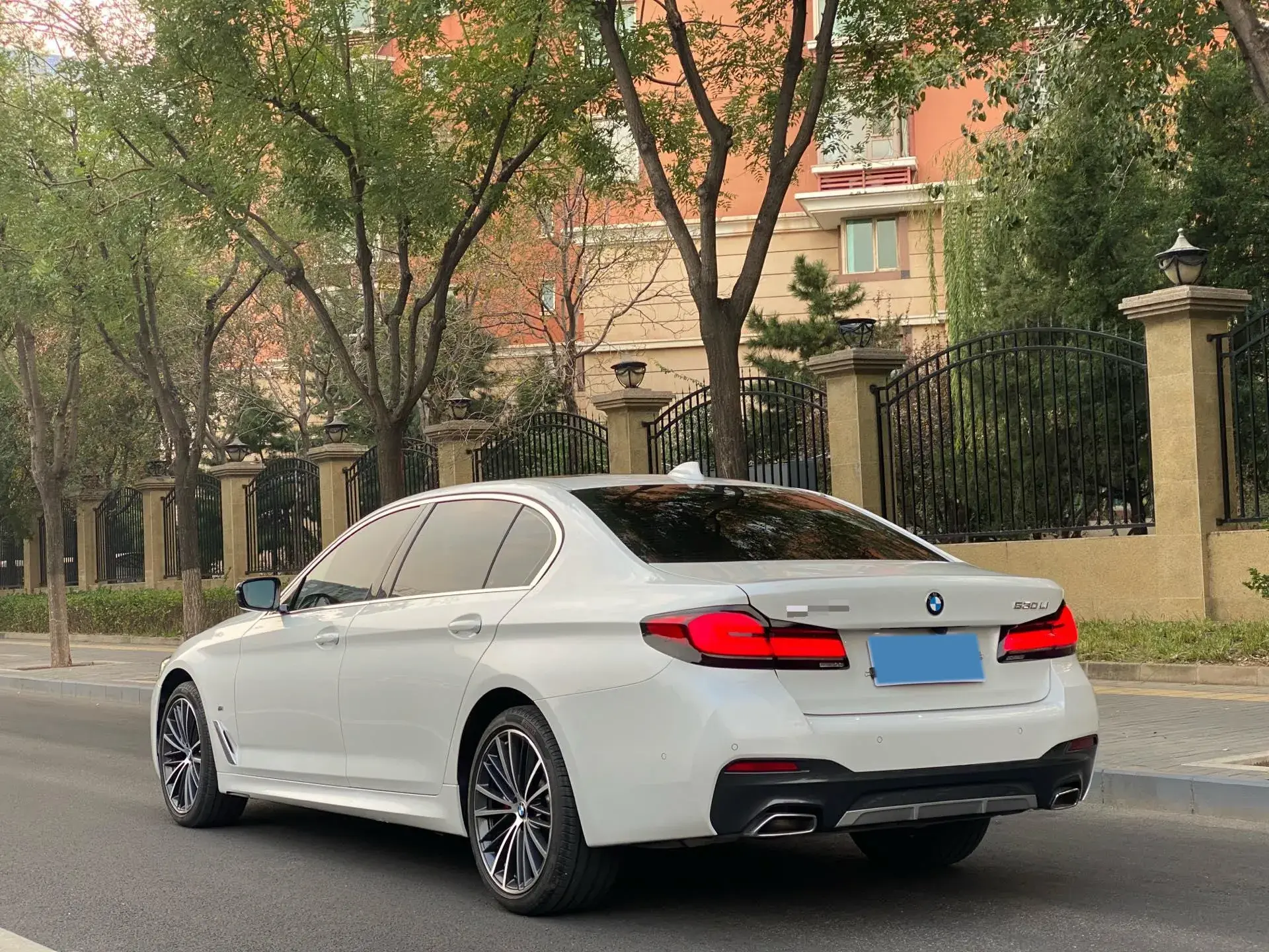 2023 BMW 5 thumbnail 3