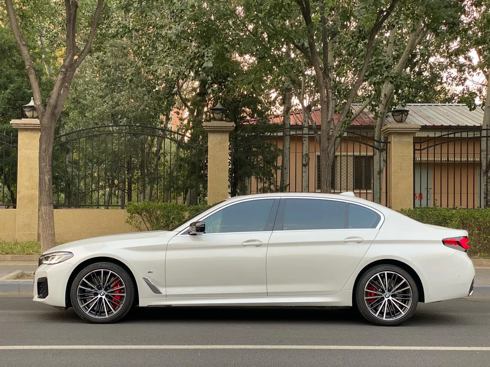 2023 BMW 5 thumbnail 2