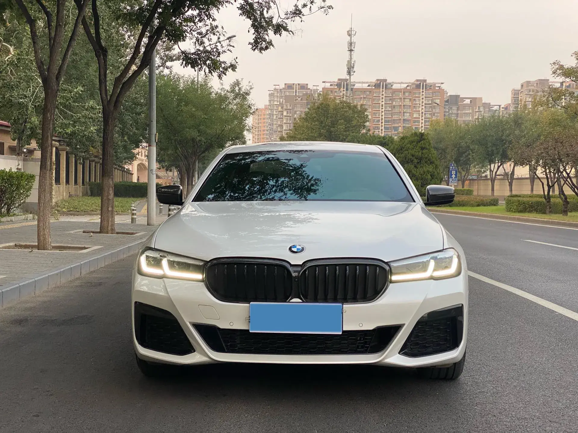 2023 BMW 5 thumbnail 4