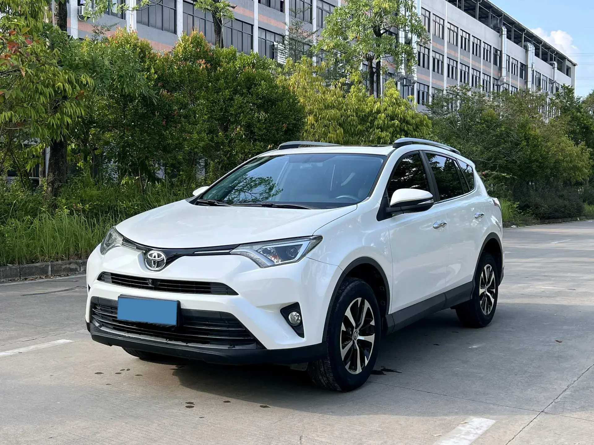 2018 TOYOTA RAV4 view 1