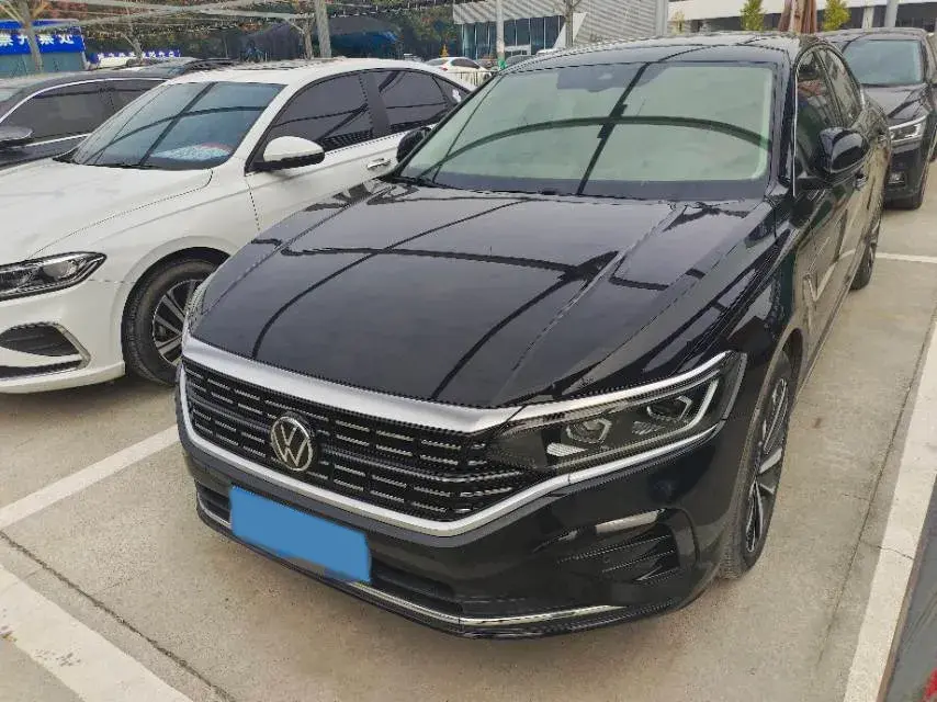 2022 VOLKSWAGEN PASSAT view 1