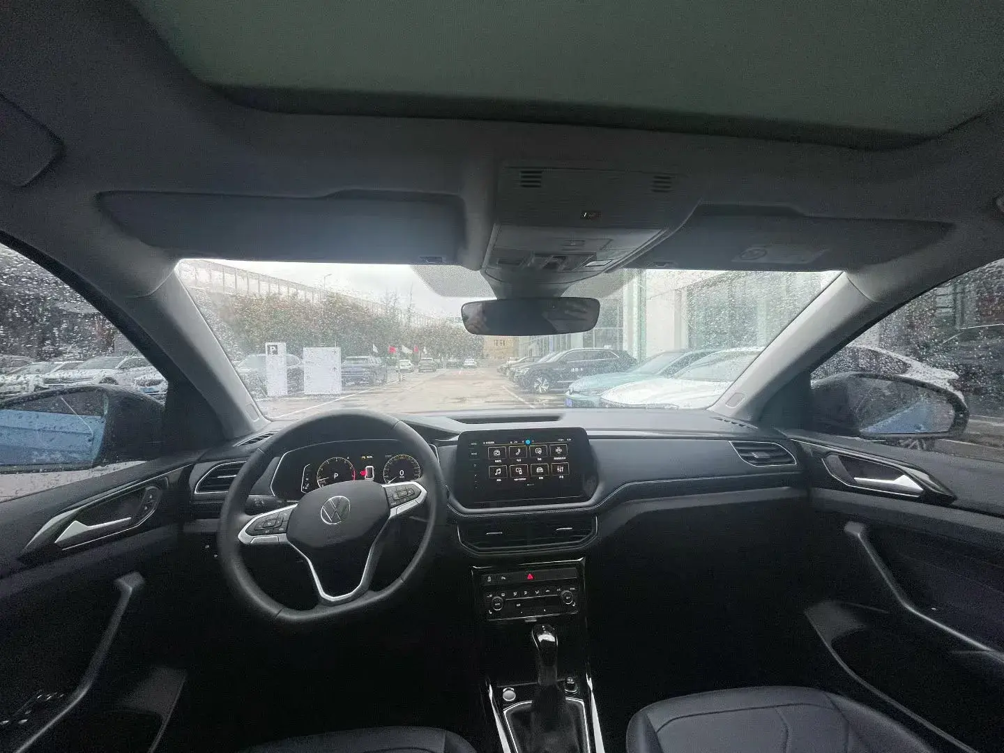 2025 VOLKSWAGEN THARU thumbnail 2