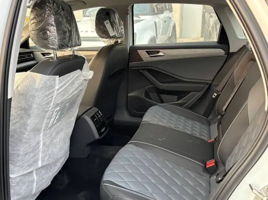 2025 VOLKSWAGEN SAGITAR thumbnail 4