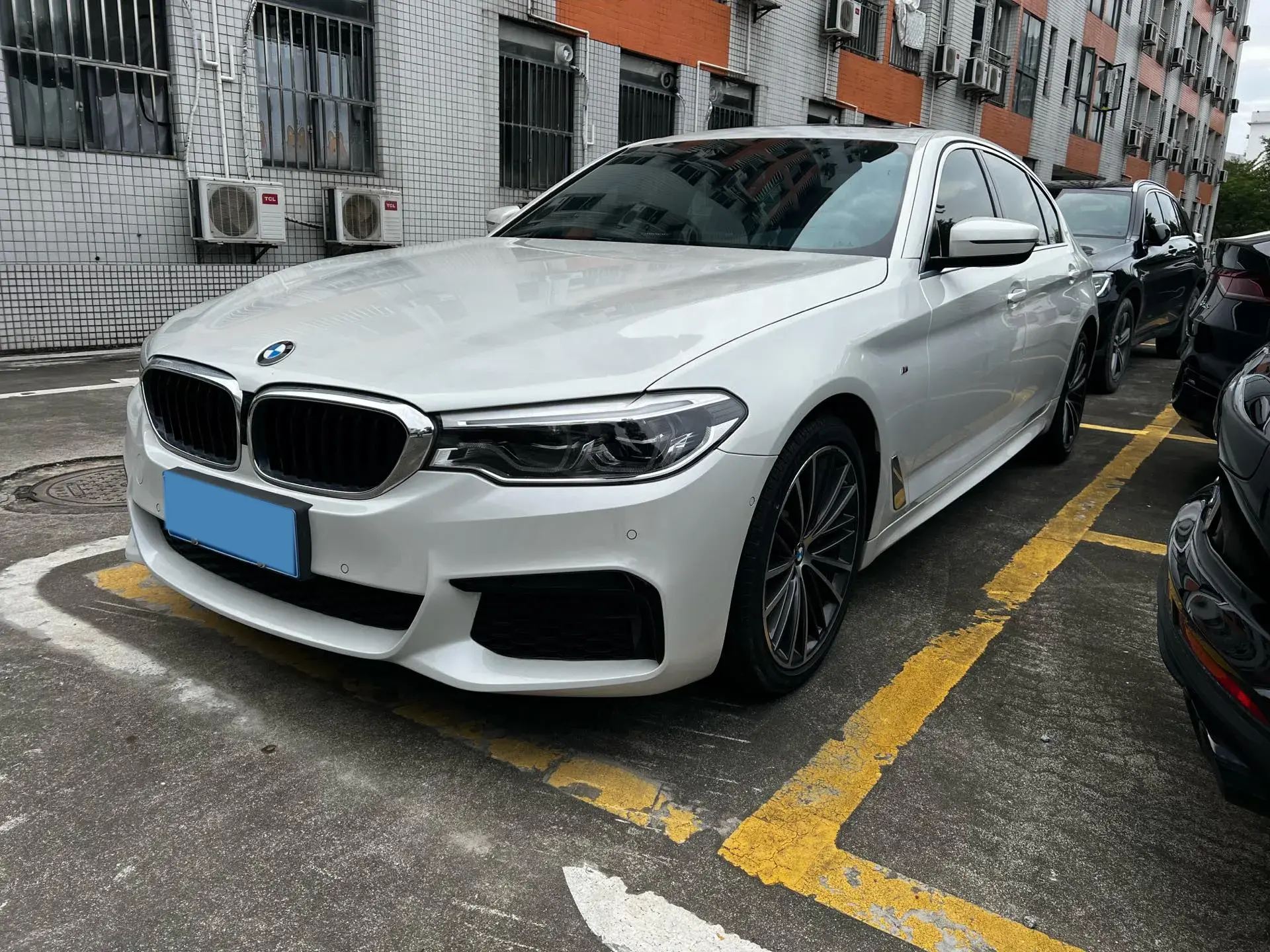 2020 BMW 5 view 1