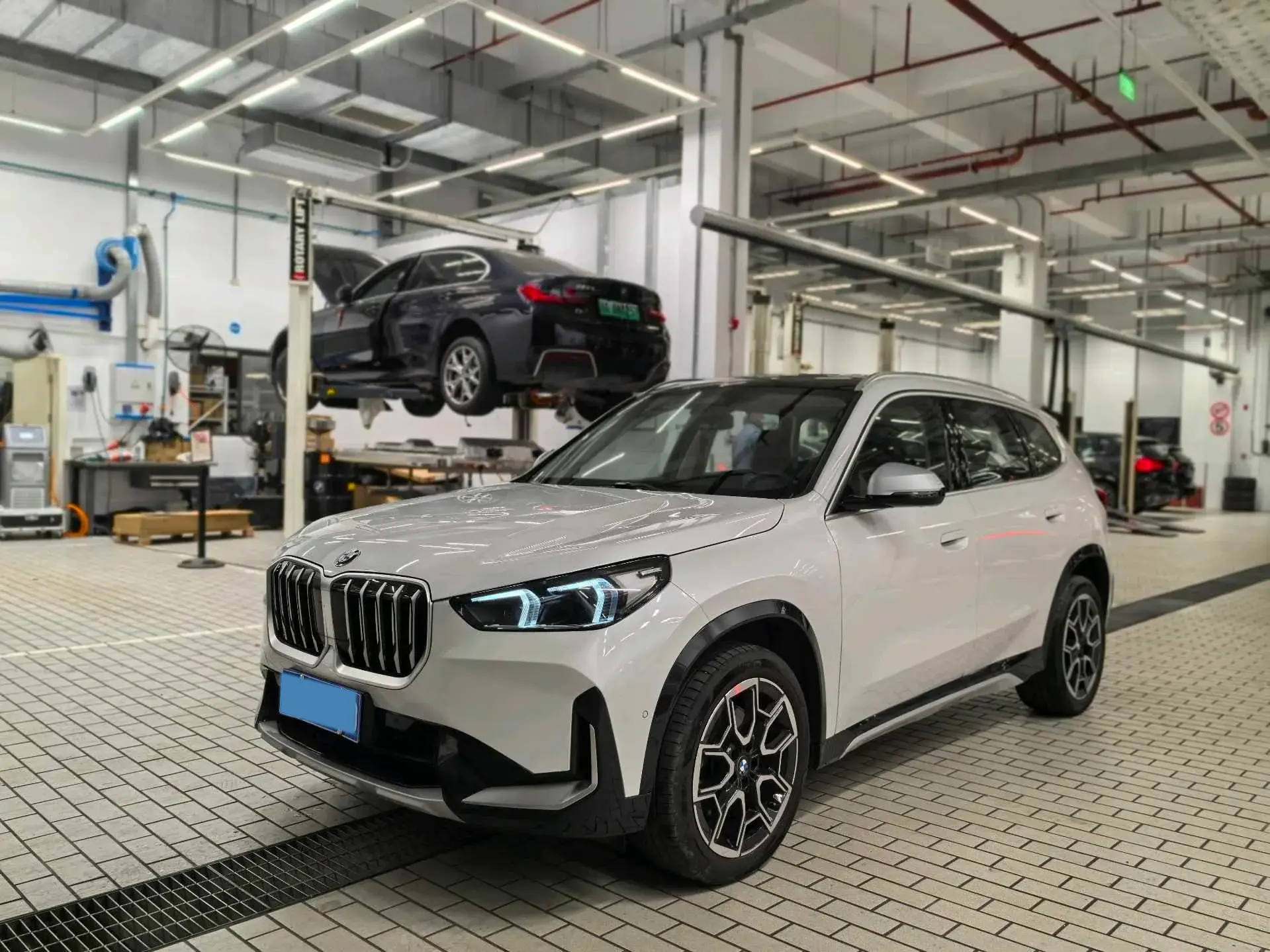 2024 BMW X1 view 1
