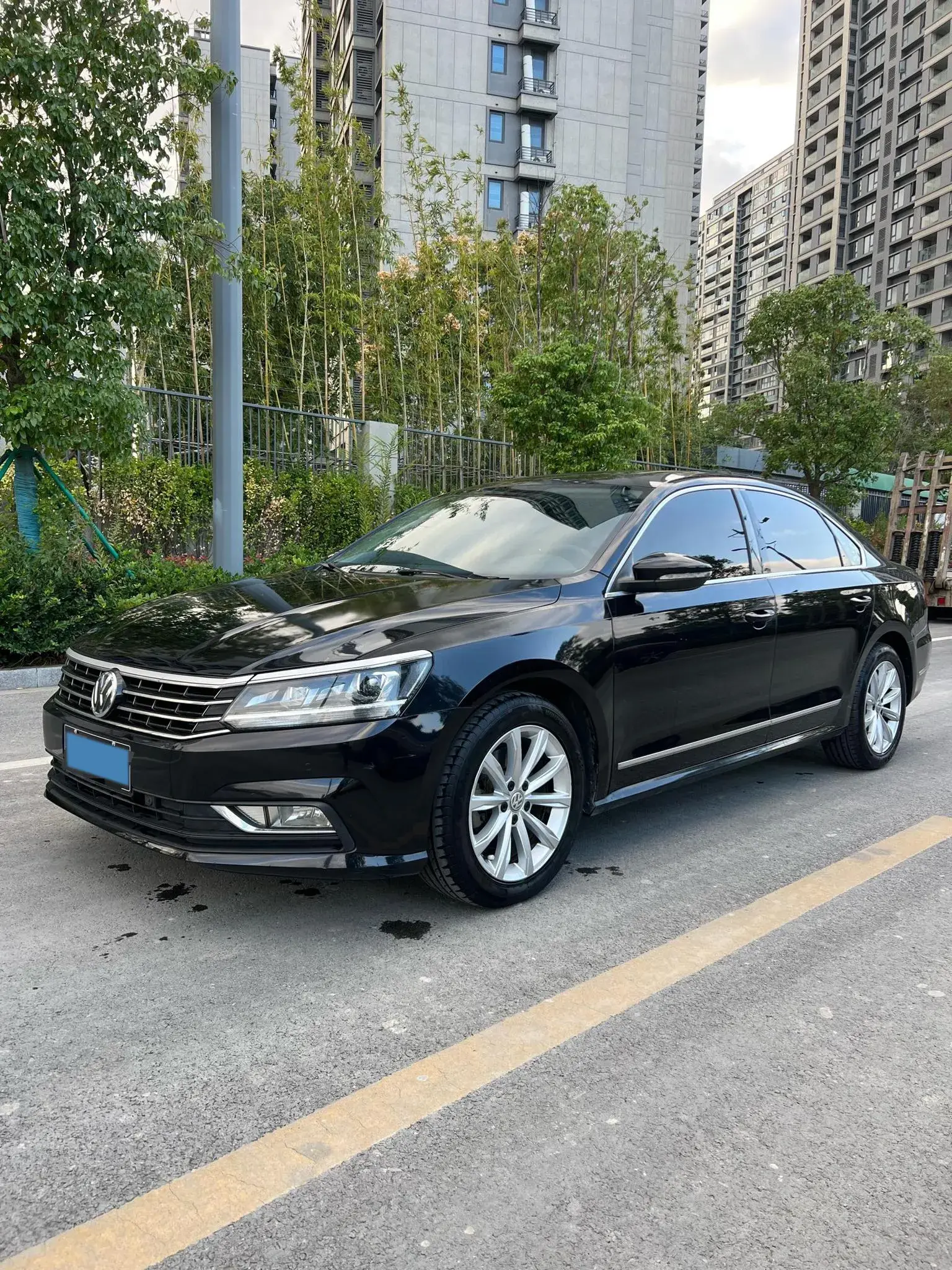 2017 VOLKSWAGEN PASSAT view 1