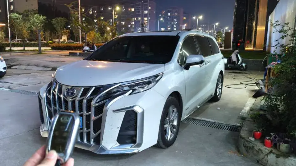 2021 TOYOTA SIENNA view 1