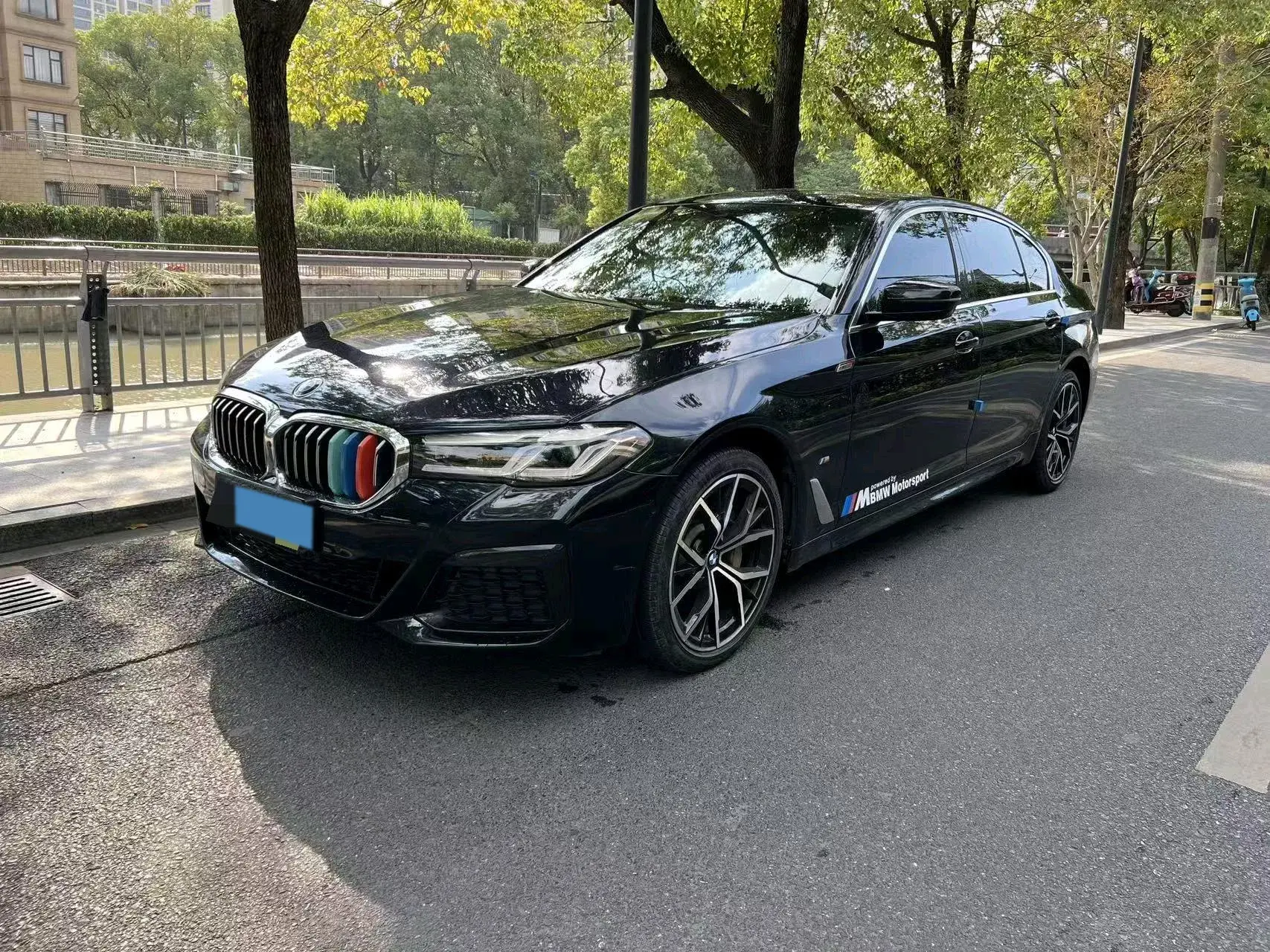 2020 BMW 5 view 1