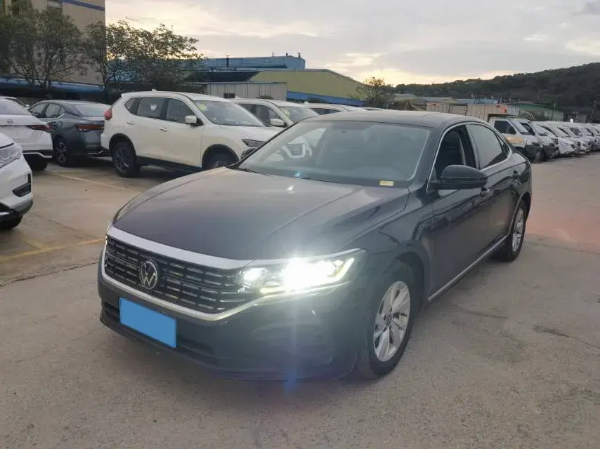 2023 VOLKSWAGEN PASSAT view 1
