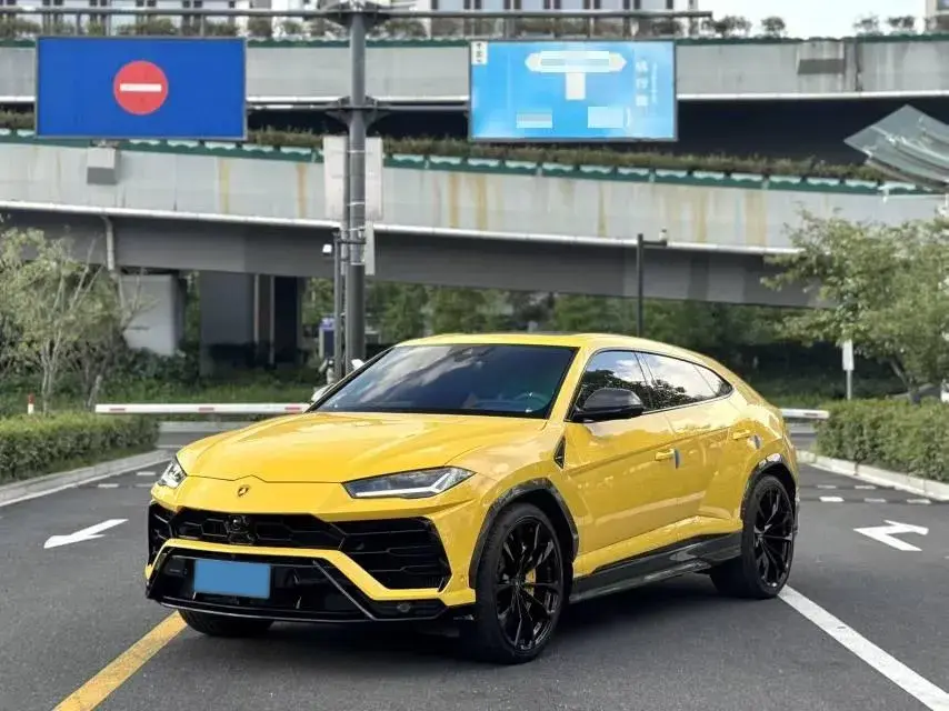 2021 LAMBORGHINI URUS view 1