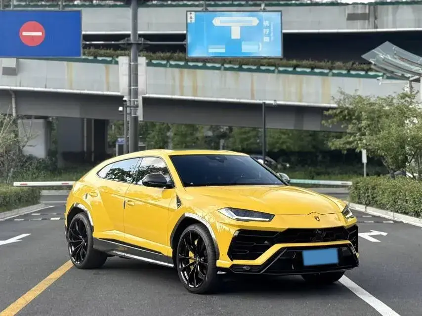 2021 LAMBORGHINI URUS thumbnail 3