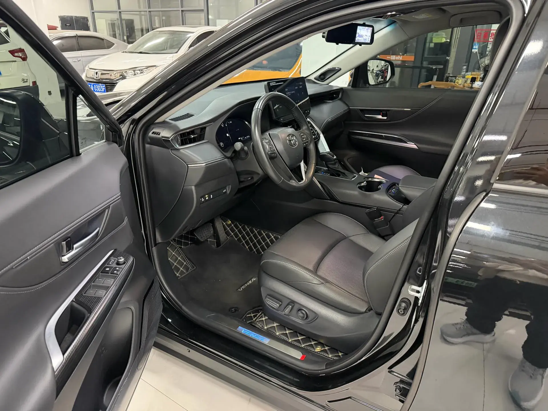 2023 TOYOTA VENZA thumbnail 4