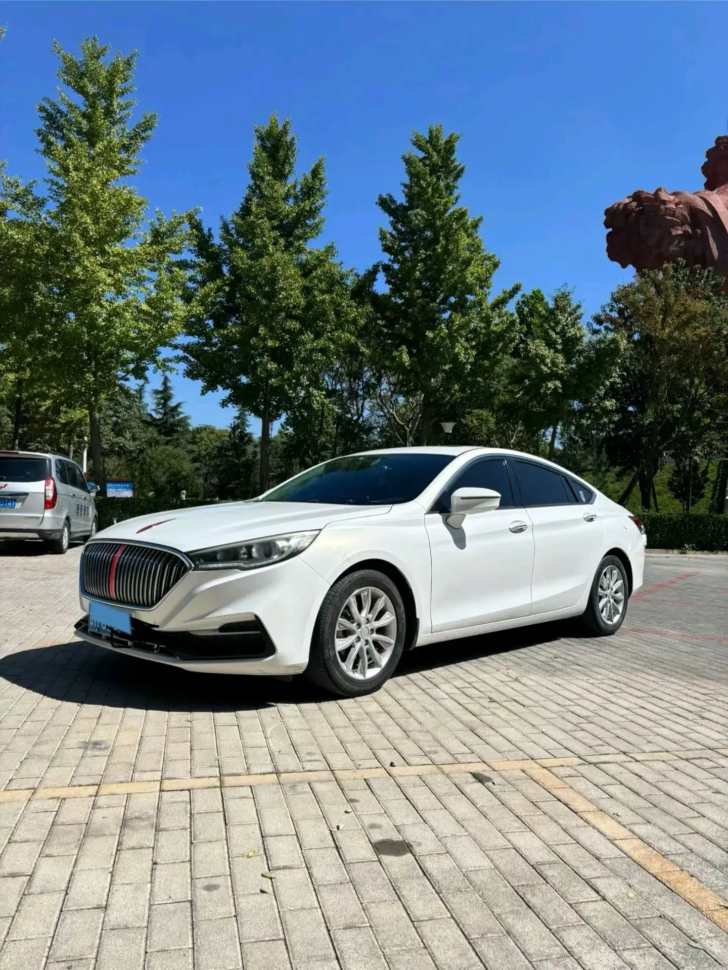 2018 HONGQI H5 view 1