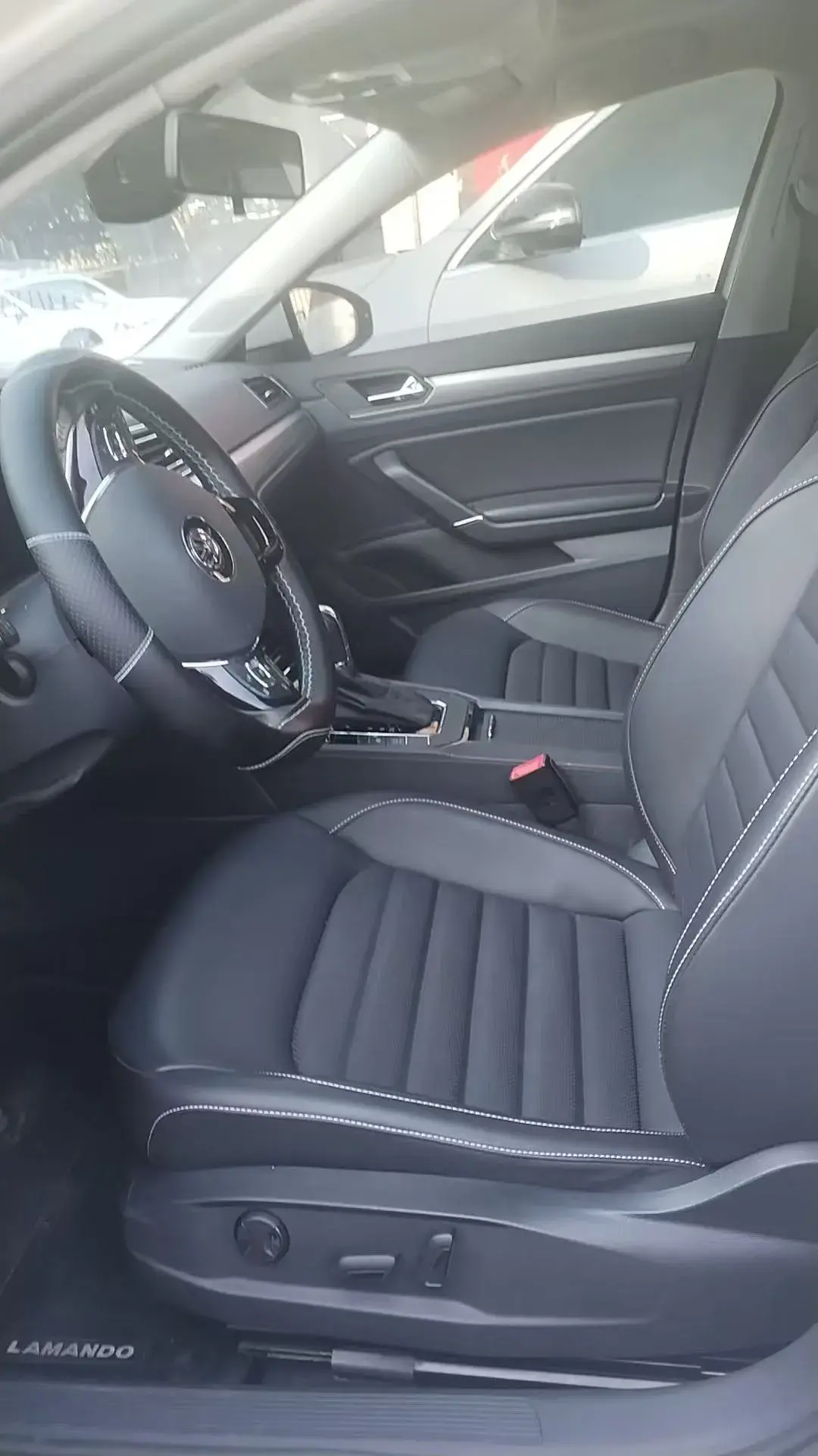 2021 VOLKSWAGEN LAMANDO thumbnail 3