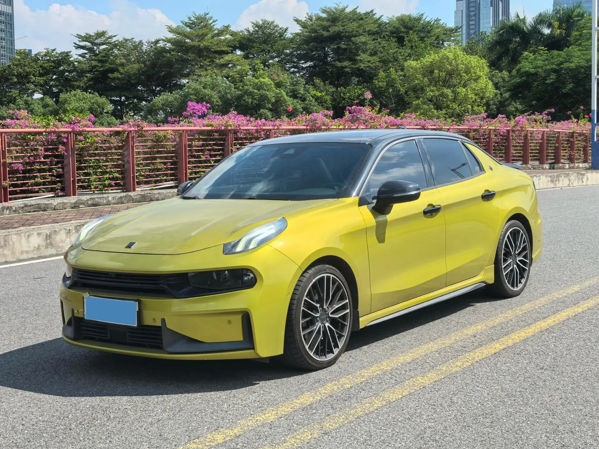 2019 LYNK&CO 03 view 1