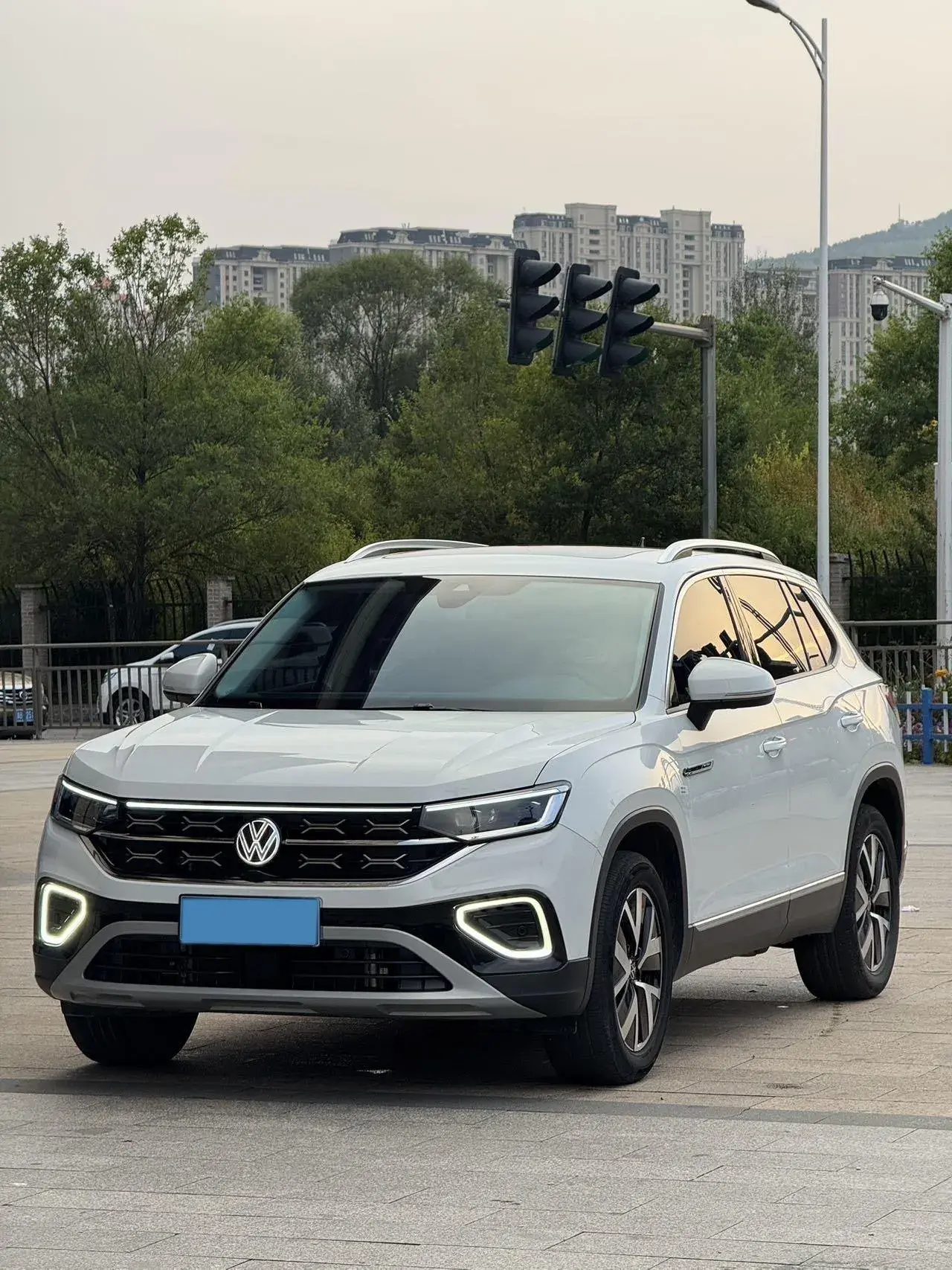 2024 VOLKSWAGEN TAYRON view 1