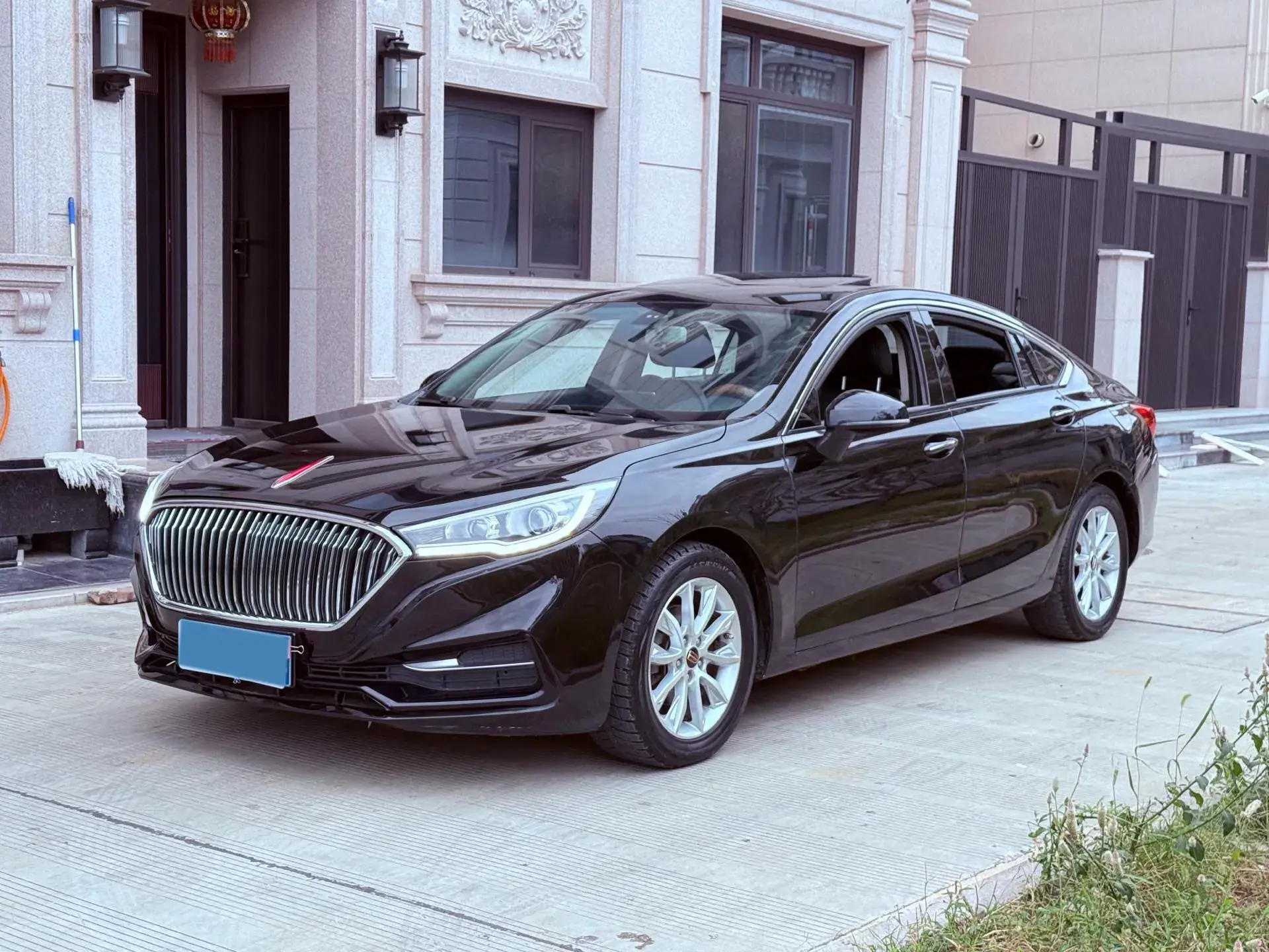 2019 HONGQI H5 view 1